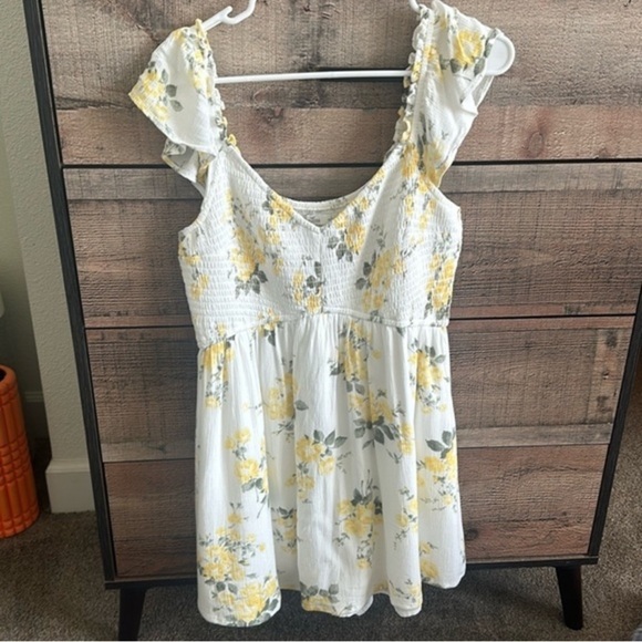 Women’s Hollister Smocked Floral Dress Size Large - Picture 2 of 3